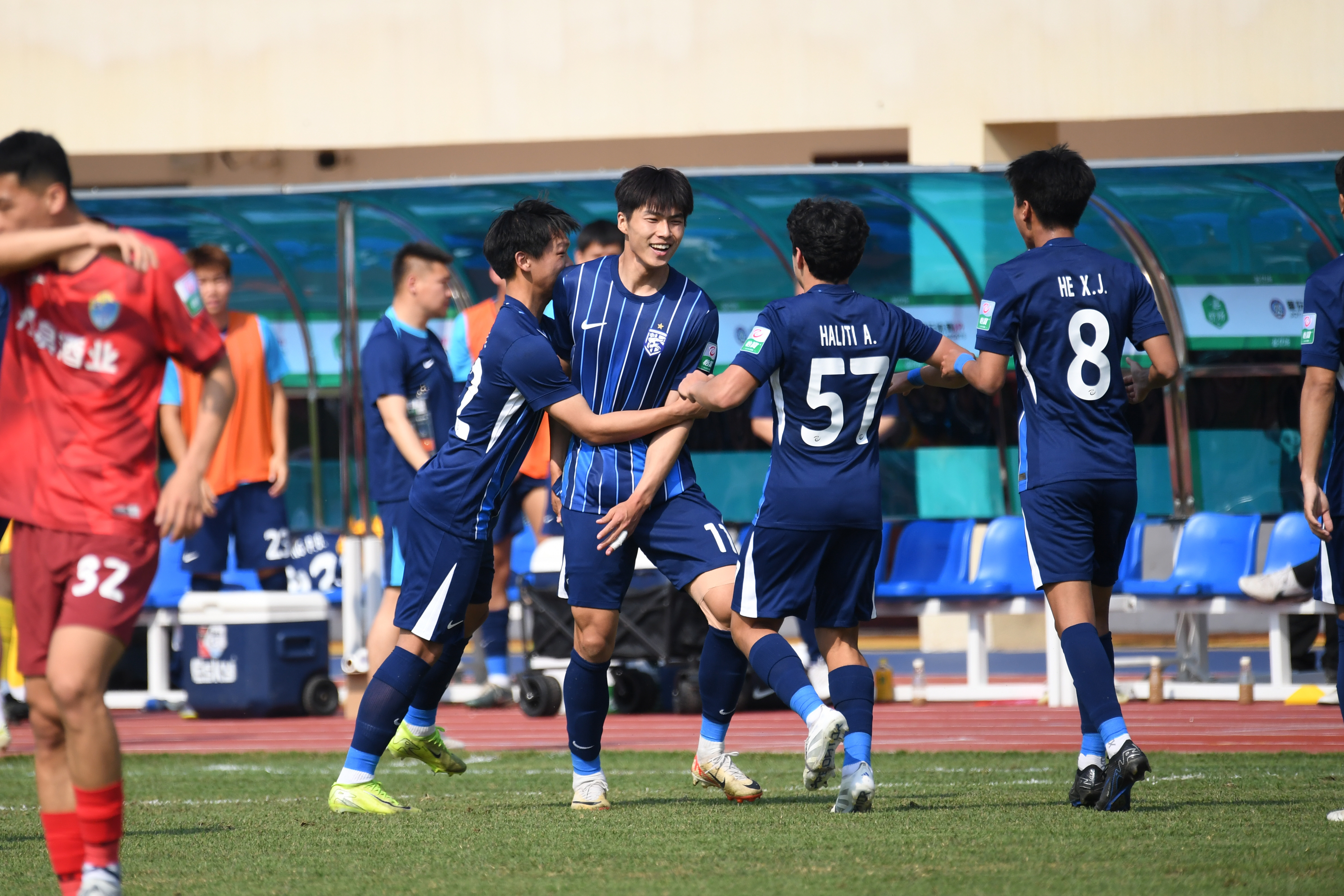 武汉三镇训练开放日；清晨绝杀压哨引欢呼；CBA季后赛在即；更衣室氛围转暖的简单介绍