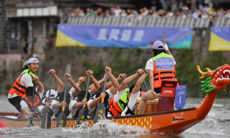 武汉三镇训练开放日；清晨绝杀压哨引欢呼；CBA季后赛在即；更衣室氛围转暖的简单介绍